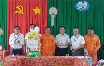 Phó Tổng giám đốc EVN Võ Quang Lâm thăm và làm việc tại Điện lực Tân Thạnh (PC Long An)