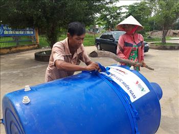 EVNSPC tặng 100 bồn chứa nước cho hộ nghèo tại Long An