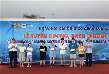 Công đoàn Cơ quan EVN tuyên dương, khen thưởng con CBNV có thành tích cao trong học tập, rèn luyện