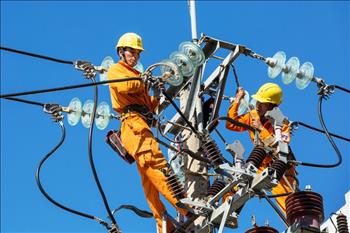 Chi phí ngừng và cấp điện trở lại được hạch toán vào doanh thu của bên bán điện