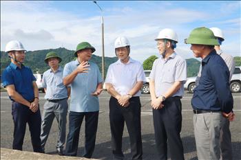 Thứ trưởng Bộ Nông nghiệp và Phát triển Nông thôn kiểm tra công tác xả điều tiết lũ hồ Thủy điện Hòa Bình