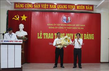 Đảng ủy Công ty Thủy điện Trị An trao Huy hiệu 40 năm tuổi Đảng cho đảng viên