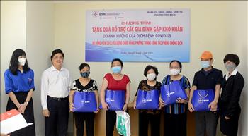 EVN tặng quà 80 hộ gia đình nghèo phường Trúc Bạch (Hà Nội)