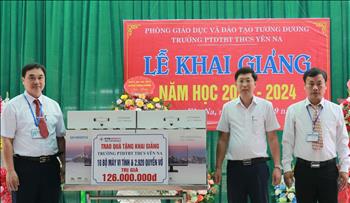 Công ty Thủy điện Bản Vẽ trao tặng máy tính, vở cho các trường học ở Nghệ An