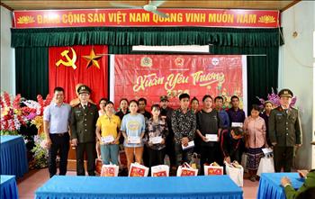 400 phần quà Tết dành tặng các hộ gia đình khó khăn trên địa bàn tỉnh Nghệ An 