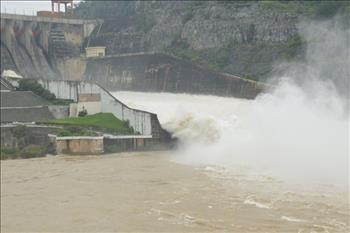 Bộ trưởng Nguyễn Xuân Cường kiểm tra xả điều tiết lũ hồ thuỷ điện Hoà Bình