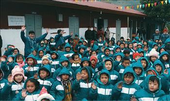 Đoàn Thanh niên EVN tặng quà Tết cho trẻ em nghèo tại Lai Châu 
