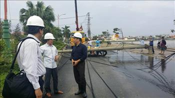 Chùm ảnh: Điện lực miền Trung khẩn trương khắc phục sự cố lưới điện sau bão Damrey