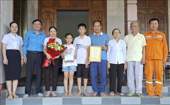Công đoàn PC Hà Tĩnh tặng quà gia đình công nhân tiêu biểu