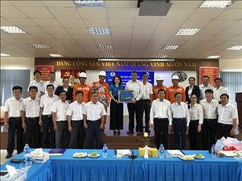 Công đoàn Điện lực Việt Nam thăm hỏi và trao quà Tết động viên người lao động EVNHCMC 