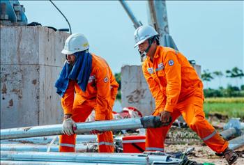 Công nhân đẫm mồ hôi thi công đường dây 500kV mạch 3 ở Nam Định ngày nắng gắt