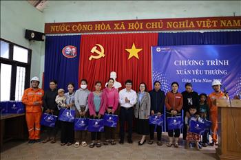 PC Đắk Lắk: Trao hơn 300 phần quà tới đồng bào Buôn M’riu