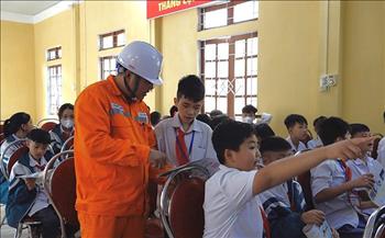 Điện lực Văn Yên tuyên truyền bảo vệ an toàn, tiết kiệm điện cho học sinh THCS