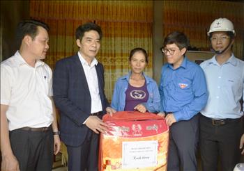 Đoàn Thanh niên EVN trao quà ủng hộ đồng bào vùng lũ tỉnh Quảng Bình