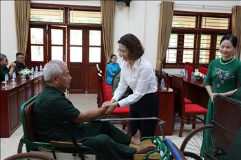 Công đoàn EVNHANOI thăm, tặng quà Trung tâm điều dưỡng Thương binh Duy Tiên, tỉnh Hà Nam