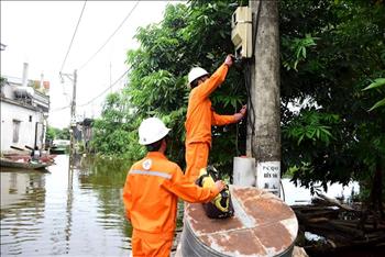 Chùm ảnh: "Áo cam" nơi vùng ngập Quốc Oai, Chương Mỹ