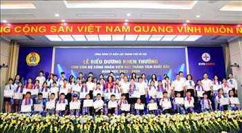 EVNHANOI tuyên dương, khen thưởng con cán bộ công nhân viên có thành tích cao trong học tập, rèn luyện