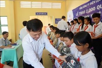 EVNSPC trao tặng 100 phần quà cho học sinh nghèo hiếu học tại Trà Vinh