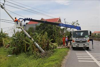 121 thợ điện từ các tỉnh miền Trung - Tây Nguyên đã đến Quảng Bình hỗ trợ xử lý sự cố sau bão
