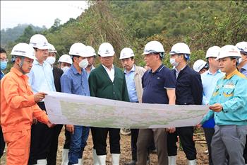 Kiểm tra tiến độ thi công dự án truyền tải phục vụ nhập khẩu điện Lào