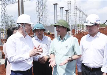 Tổng Giám đốc EVN Trần Đình Nhân và lãnh đạo tỉnh Quảng Trị thị sát dự án điện gió