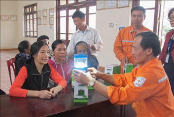 Tặng 2.000 đèn pin led tại Bắc Ninh