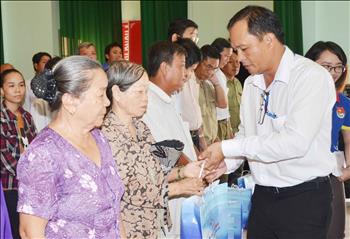 200 phần quà dành tặng hộ nghèo, gia đình chính sách thị trấn Phú Mỹ