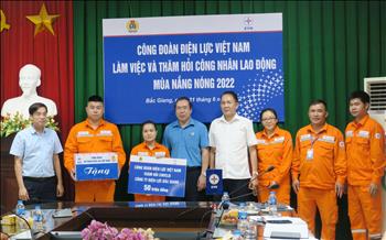 Chủ tịch Công đoàn Điện lực Việt Nam Đỗ Đức Hùng thăm, tặng quà công nhân, lao động tại Bắc Giang