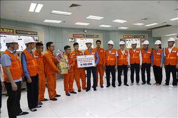 Phó Chủ tịch Tổng Liên đoàn Lao động Việt Nam thăm, động viên người lao động tại Nhà máy Nhiệt điện Duyên Hải