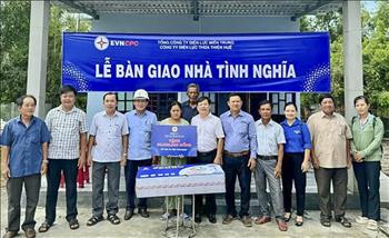 PC Thừa Thiên Huế: Bàn giao 5 nhà tình nghĩa cho các gia đình có hoàn cảnh đặc biệt khó khăn