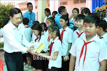 PC Trà Vinh tặng 3.000 quyển vở cho học sinh hai xã Đôn Châu và Đông Hải