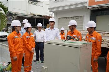 Phó Chủ tịch Tổng Liên đoàn Lao động Việt Nam động viên, thăm hỏi người lao động mùa nắng nóng