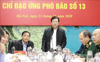 Phó Thủ tướng Trịnh Đình Dũng chủ trì cuộc họp khẩn ứng phó với bão số 13