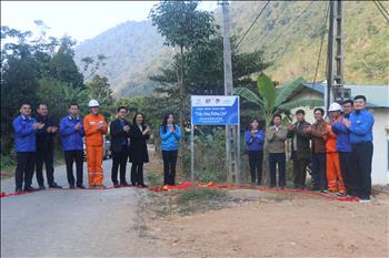 Khánh thành, bàn giao công trình “Thắp sáng đường quê” tại xã Suối Bàng, huyện Vân Hồ