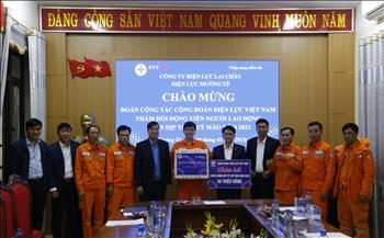 Công đoàn Điện lực Việt Nam thăm hỏi, trao quà tết cho 2 điện lực vùng biên