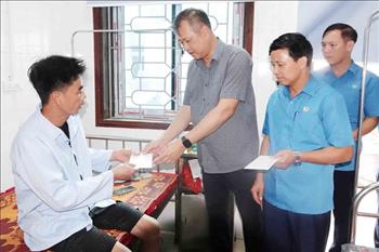 Các cấp Công đoàn thăm hỏi, chia sẻ và hỗ trợ nạn nhân vụ sạt lở đất ở Hà Tĩnh