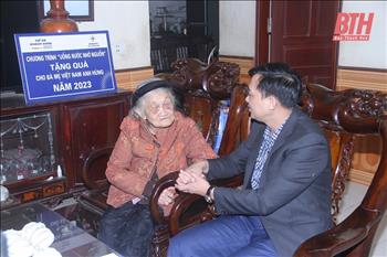 Công ty Điện lực Thanh Hóa thăm, tặng quà Mẹ Việt Nam Anh hùng