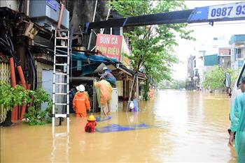 Thợ điện Thủ đô túc trực ngày đêm, đảm bảo an toàn điện tại các điểm ngập úng