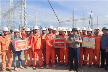 Chùm ảnh: Thủ tướng Chính phủ kiểm tra tiến độ, động viên người lao động thi công Dự án Đường dây 500kV mạch 3 