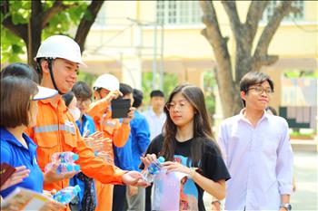 Hà Nội: Tình nguyện viên “áo cam” tiếp sức mùa thi