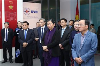 Phó Chủ tịch Thường trực Quốc hội Tòng Thị Phóng thăm Nhà truyền thống ngành Điện
