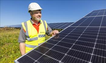 Anh xây dựng trang trại điện mặt trời lớn nhất châu Âu từ bãi xử lý rác thải cũ ở hạt Essex 