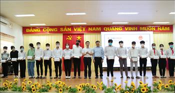 Trao tặng 150 máy tính bảng cho học sinh hoàn cảnh khó khăn tại tỉnh Trà Vinh