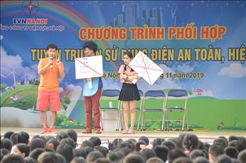 EVNHANOI tuyên truyền sử dụng điện an toàn, hiệu quả tại Trường Tiểu học Nguyễn Du
