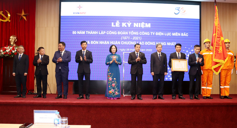 Công đoàn Tổng công ty Điện lực miền Bắc đón nhận Huân chương Lao động hạng Nhất